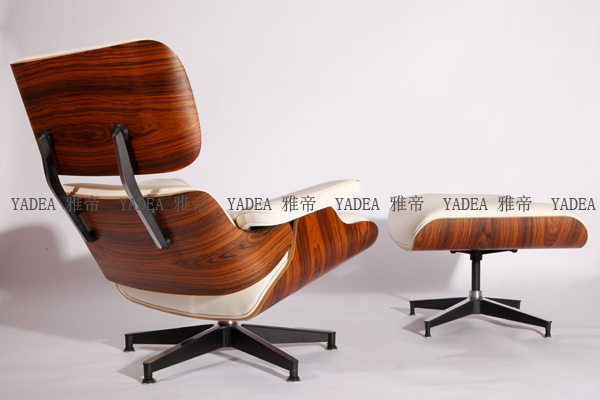 白色<a href='http://www.ydjiaju.com/Products/EamesLoungeChair.html' class='keys' title='点击查看关于伊姆斯休闲椅的相关信息' target='_blank'>伊姆斯休闲椅</a>（Eames Lounge Chair In White Leather）