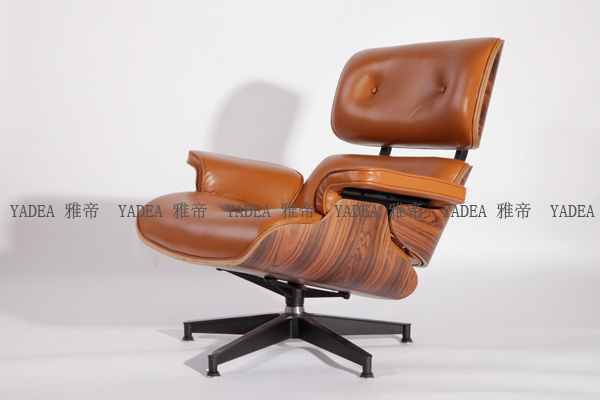 橙色核桃木贴皮的伊姆斯休闲椅（Walnut Eames Lounge Chair In Orange Leather）