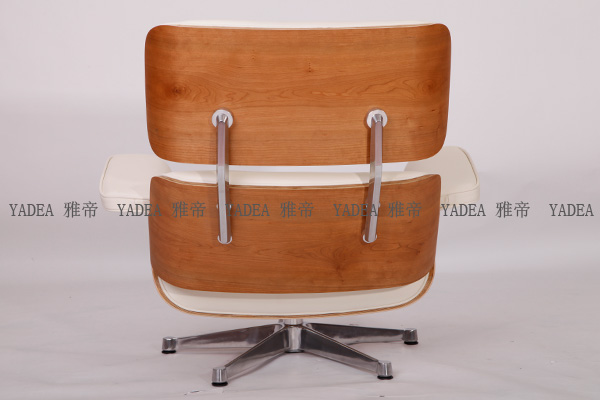 维特拉版本的<a href='http://www.ydjiaju.com/Products/EamesLoungeChair.html' class='keys' title='点击查看关于伊姆斯休闲椅的相关信息' target='_blank'>伊姆斯休闲椅</a>（Eames Lounge Chair — Vitra Version）