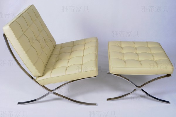 米色巴塞罗那椅（Barcelona Chair In Cream-colored）