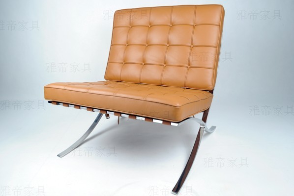 浅棕色巴塞罗那椅（Barcelona Chair in Light Brown Leather）