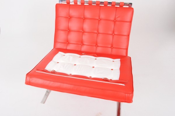 红色巴塞罗那椅(Barcelona Chair in red leather)