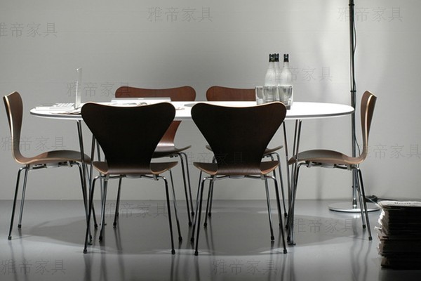 椭圆型餐桌（Elliptical Dining Table）