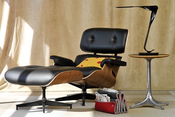 核桃木贴皮的<a href='http://www.ydjiaju.com/Products/EamesLoungeChair.html' class='keys' title='点击查看关于伊姆斯休闲椅的相关信息' target='_blank'>伊姆斯休闲椅</a>（walnut Eames Lounge Chair）