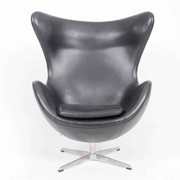 青皮蛋椅（Chair In Black Aniline Leather）